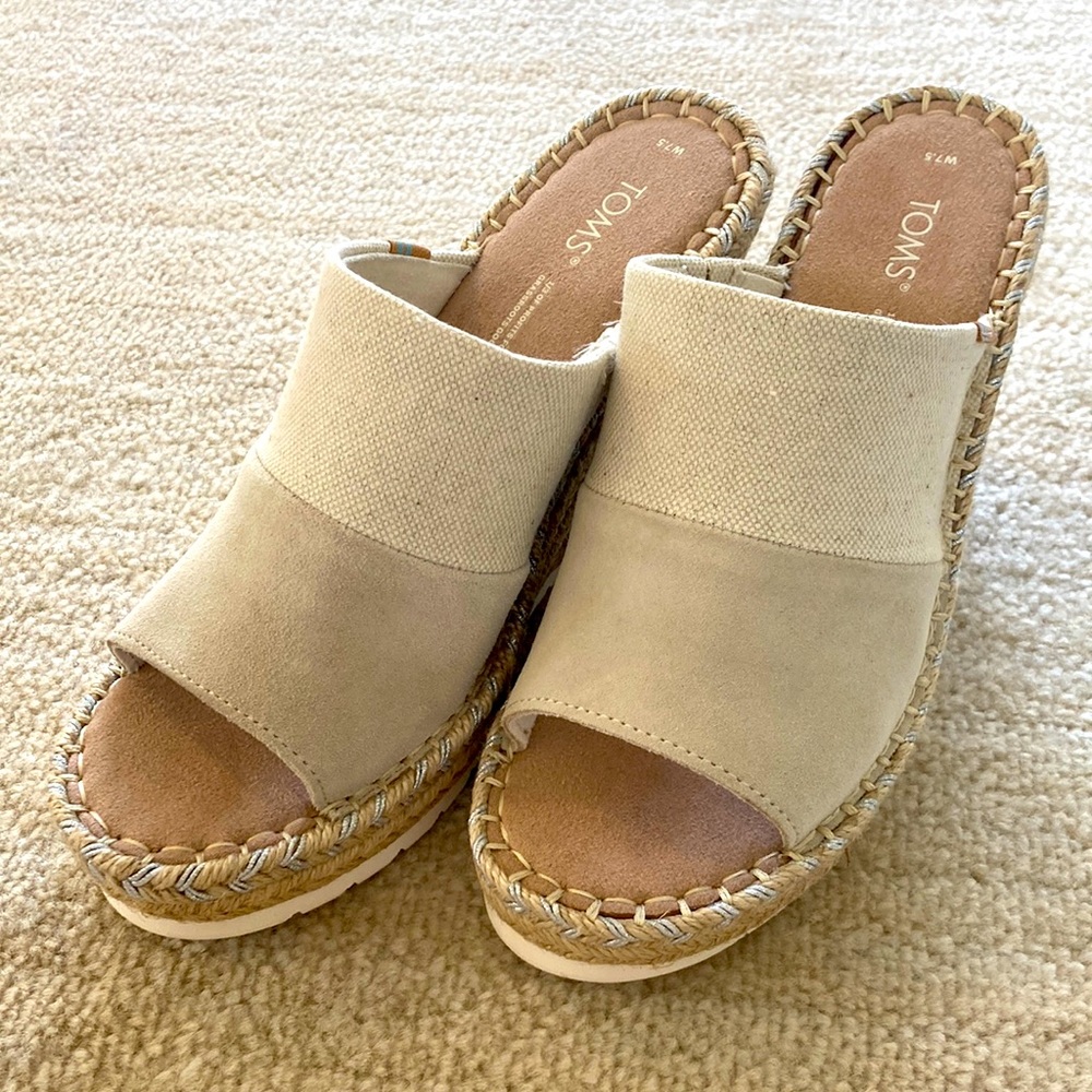 Toms beige two texture espadrille wedge heels. New never worn 7.5